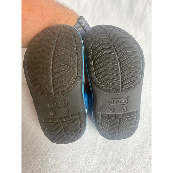 Crocs little kid size c 6 blue light up shark shoes - Picture 5 of 6